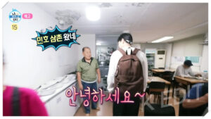 10월10일 방송된 MBC 예능 <나혼자산다>에서는 샤이니 민호가 자신의 일상 속 숨은 단골 맛집으로 알려진 한식뷔페를 방문해 화제를 모았습니다. 이번 방송에서 공개된 ‘민호한식뷔페’ 장면은 팬들뿐 아니라 일반 시청자들에게도 큰 관심을 받으며 ‘나혼자산다한식뷔페’라는 키워드로 급상승했습니다. 민호는 방송 초반, 평소 자주 찾는 성수동의 한 한식뷔페를 찾아 “모든 메뉴를 담는 스타일”이라며 접시 위를 가득 채우는 먹방을 선보였습니다. 고기 반찬부터 두부조림, 나물, 김치, 잡채 등 다양한 반찬을 한가득 담은 민호의 ‘민호한식뷔페’ 모습은 보기만 해도 푸짐하고 정감 넘쳤습니다.